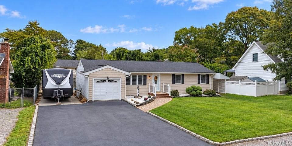 81 Wood Avenue, Mastic