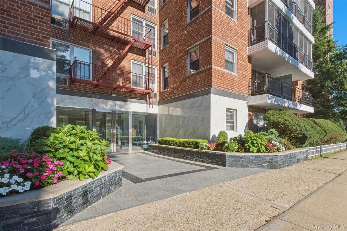 66-15 Thornton Place Unit: 4G photo 1