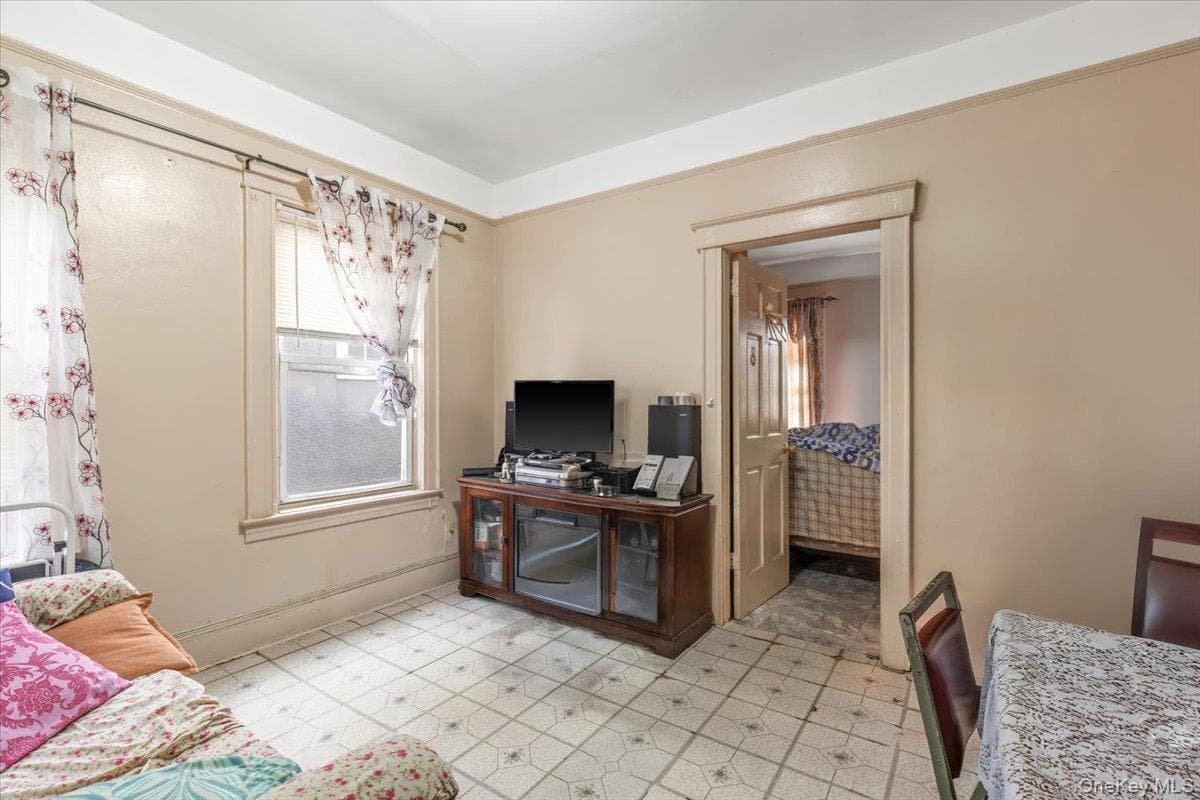 849 E 219th Street thumbnail 5