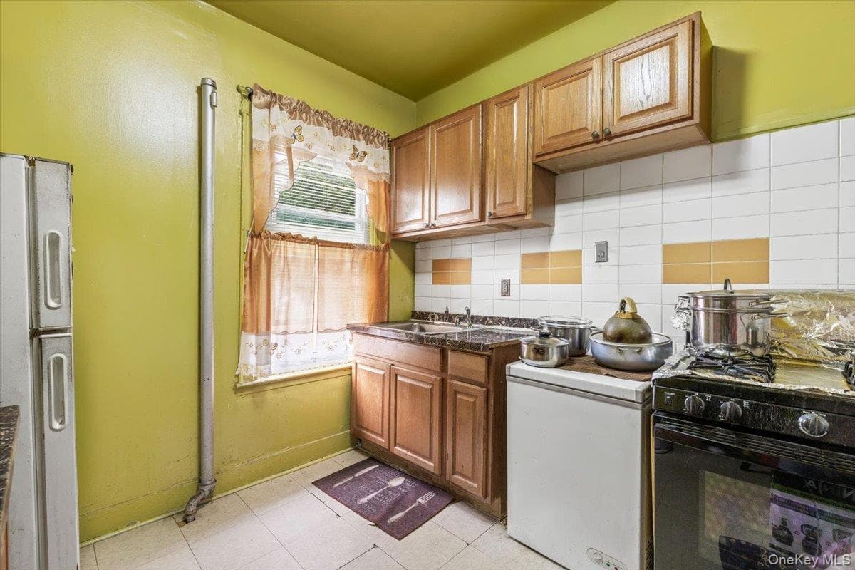 849 E 219th Street thumbnail 4