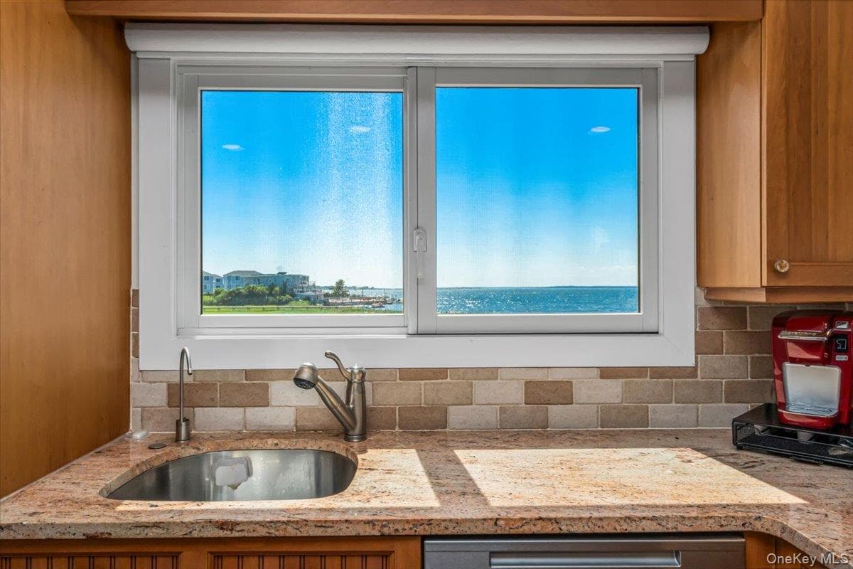 556 Dune Road thumbnail 16
