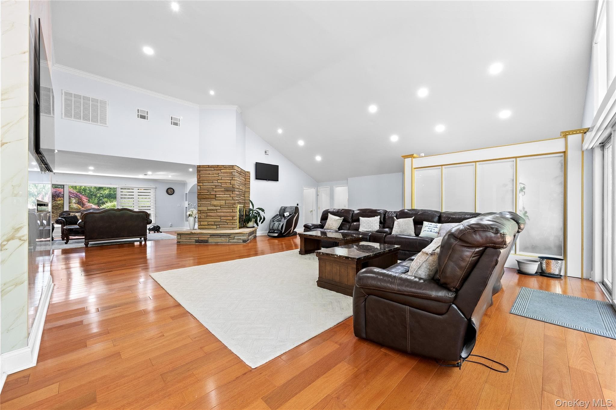 249 Glen Cove Road thumbnail 9
