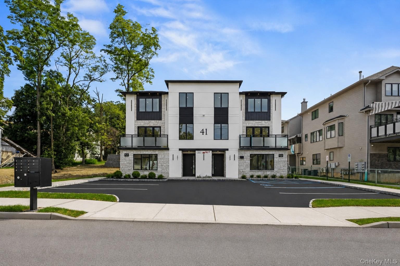 41 Saddle River Road Unit: 202 thumbnail 2