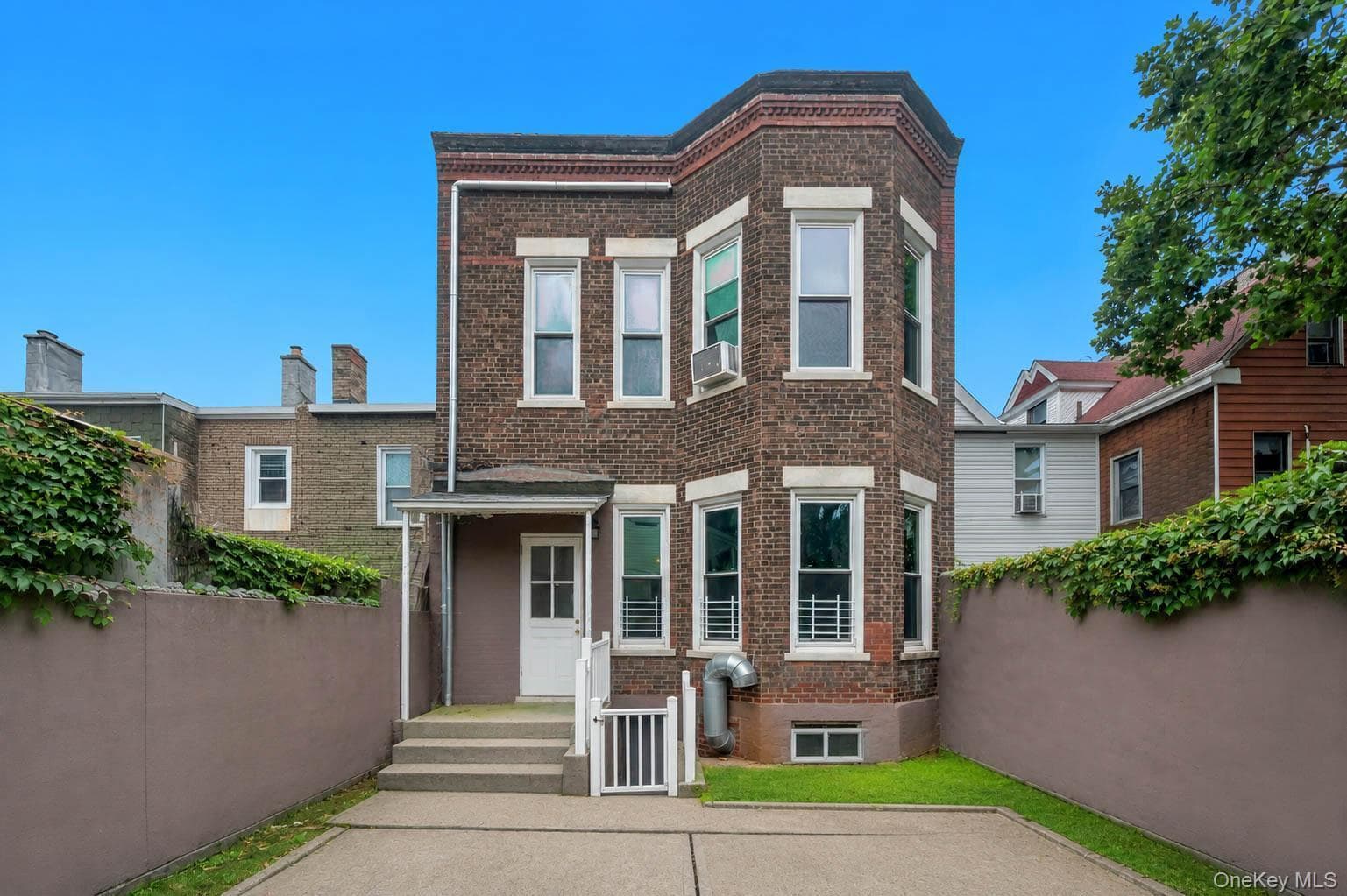 330 E 198th Street thumbnail 3
