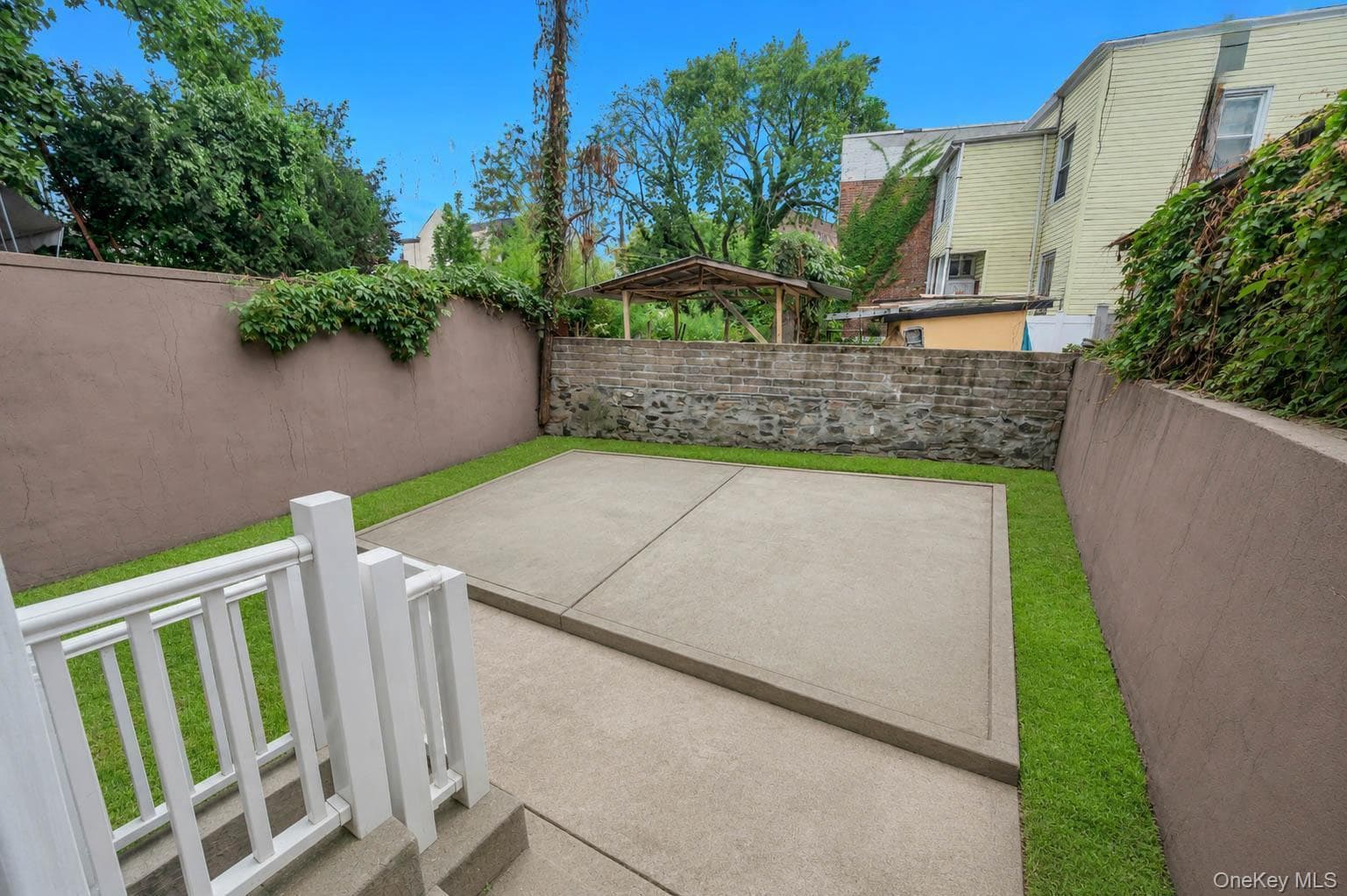 330 E 198th Street thumbnail 4