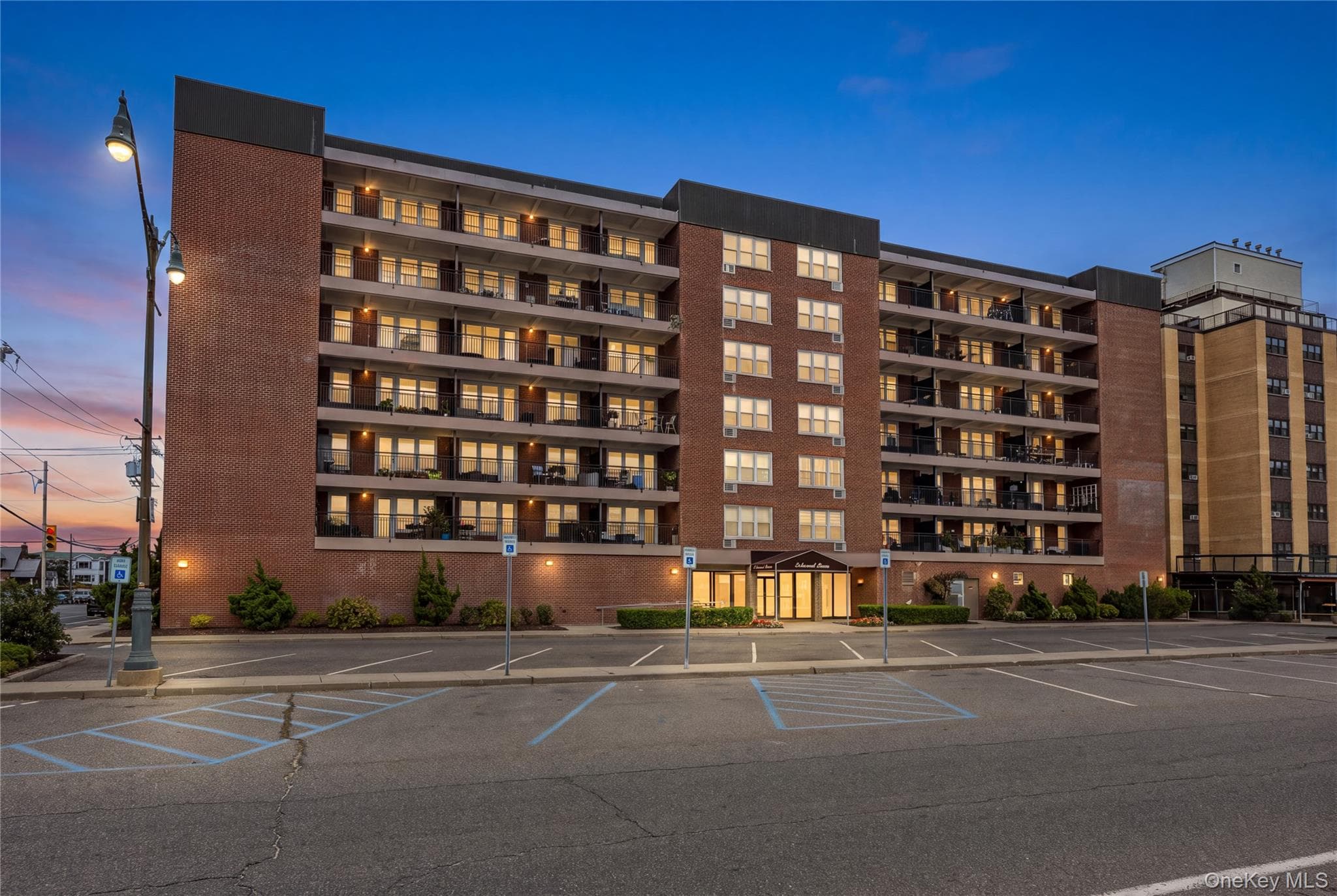 1 E Broadway Unit: 3D photo 1
