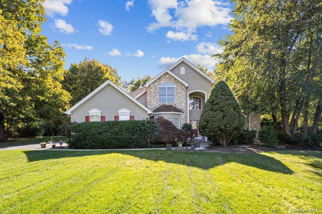 7 Birdie Drive, Suffern