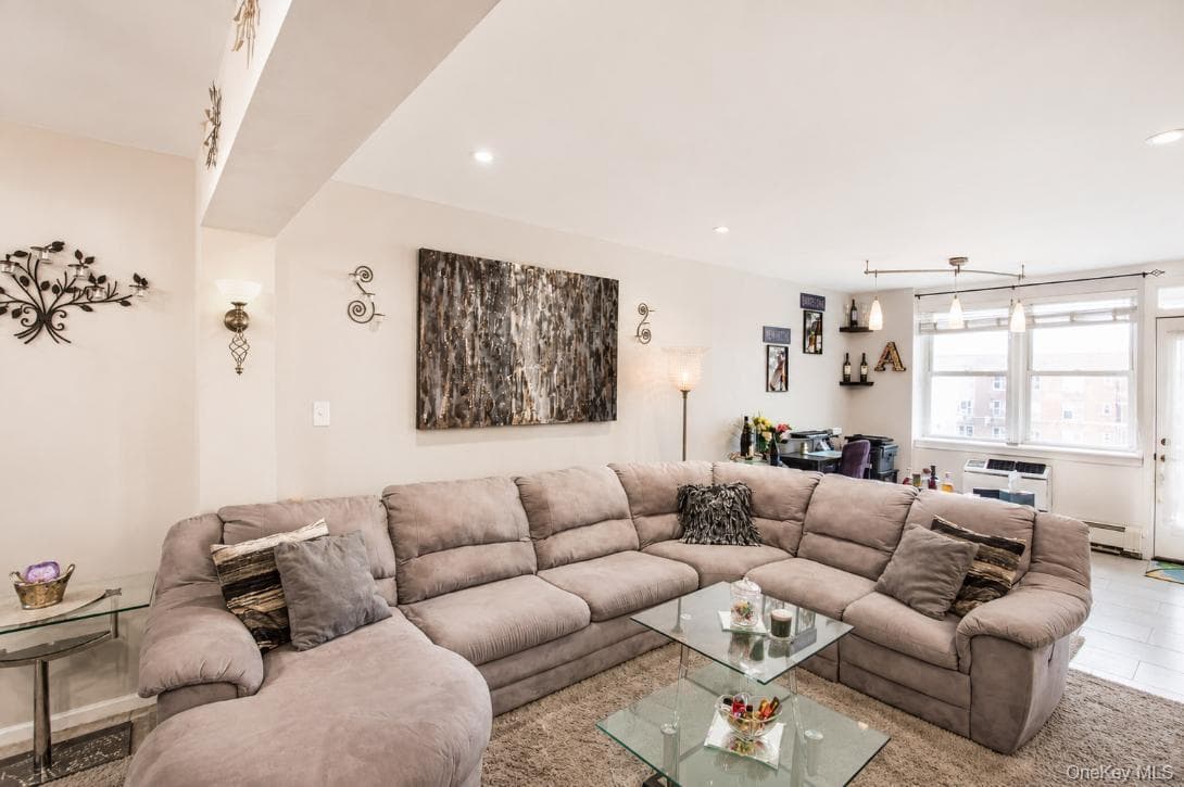 210 E Broadway Unit: 6L thumbnail 3