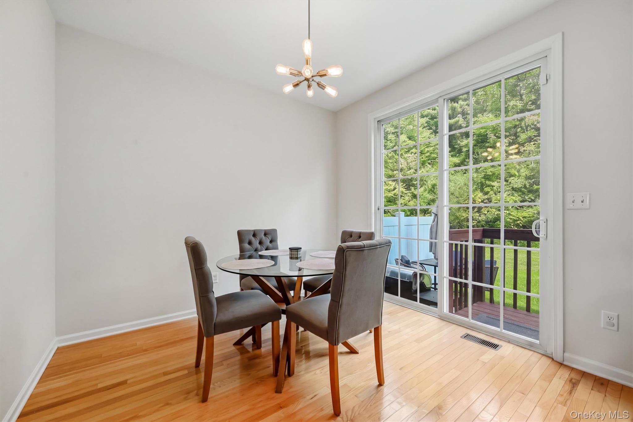806 Hawthorn Way thumbnail 16