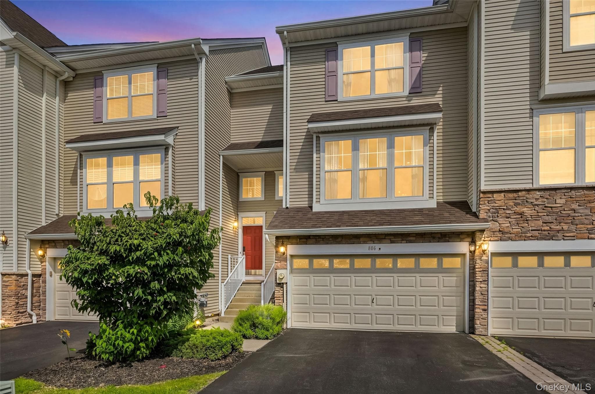 806 Hawthorn Way, New Windsor