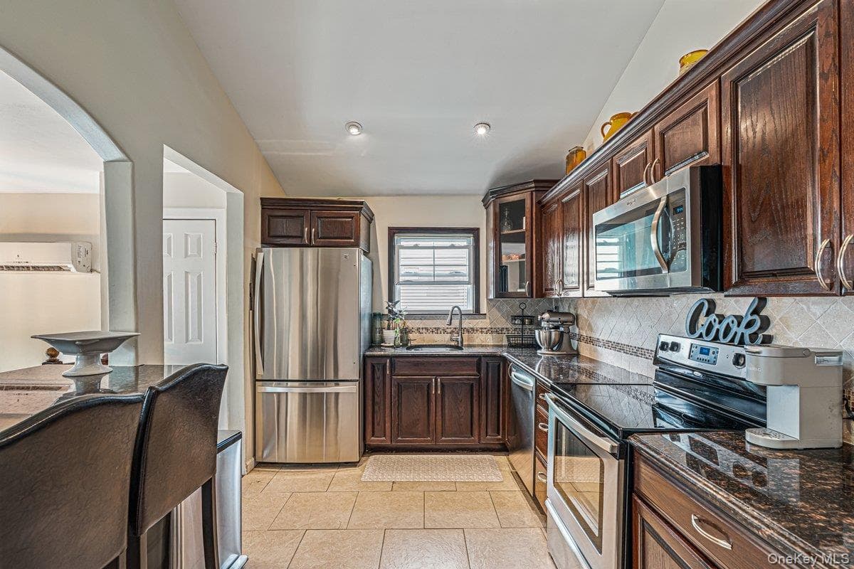 115 Margaretta Avenue thumbnail 4