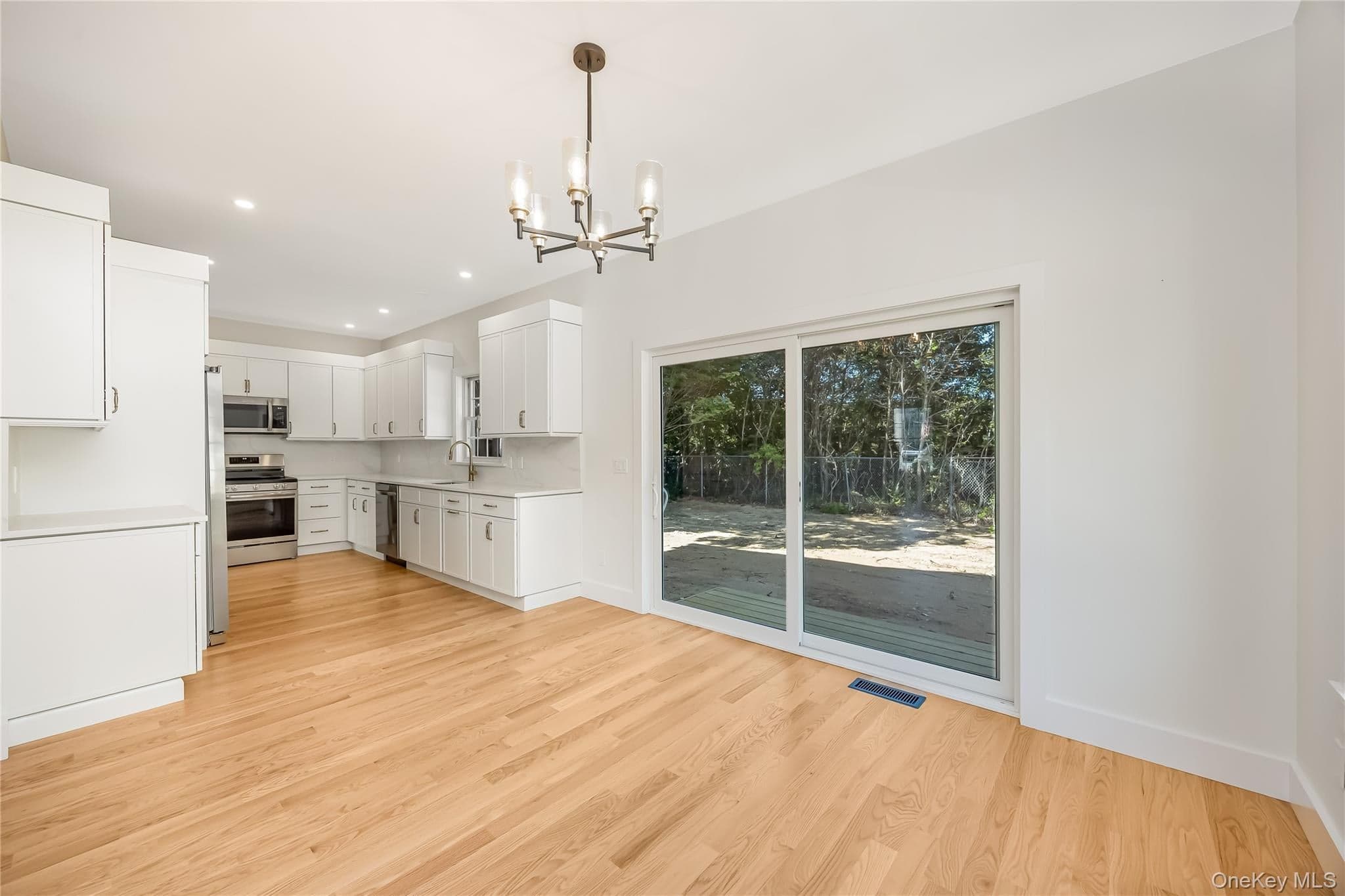 510 Bayport Avenue thumbnail 9