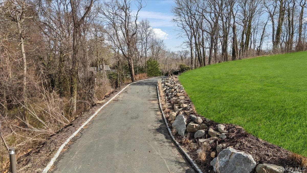 36 Cow Neck Road thumbnail 9