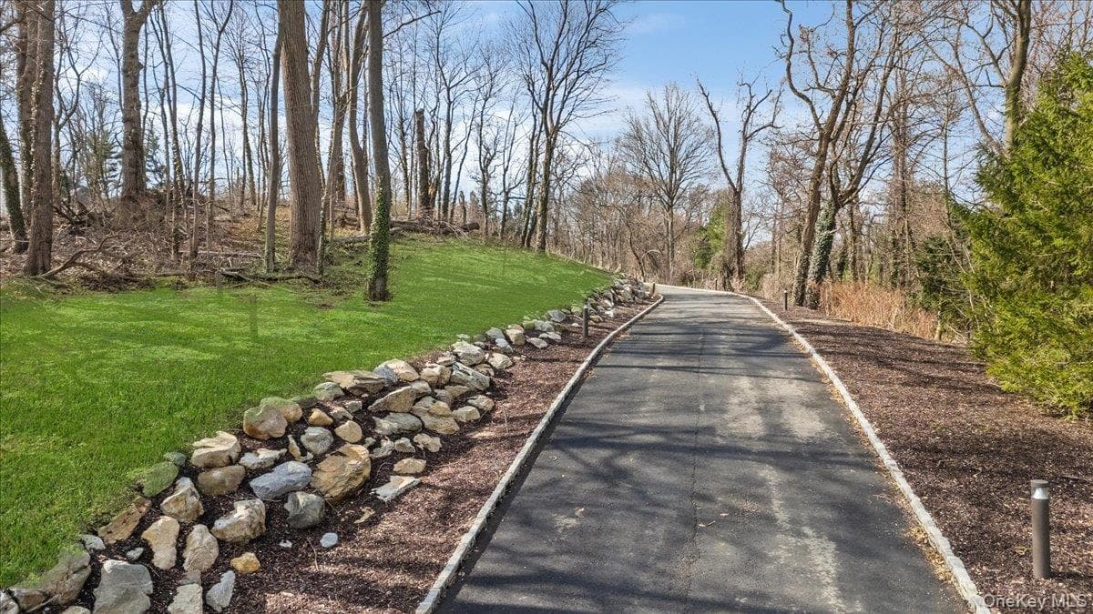 36 Cow Neck Road thumbnail 10