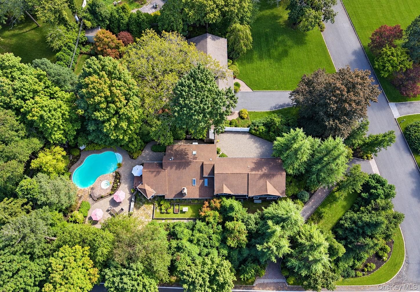 100 Edgewood Avenue, Smithtown
