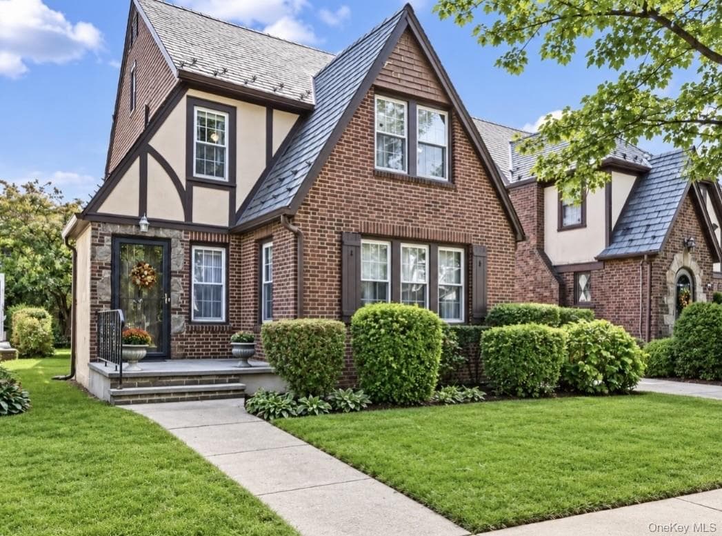 230 Crocus Avenue, Floral Park