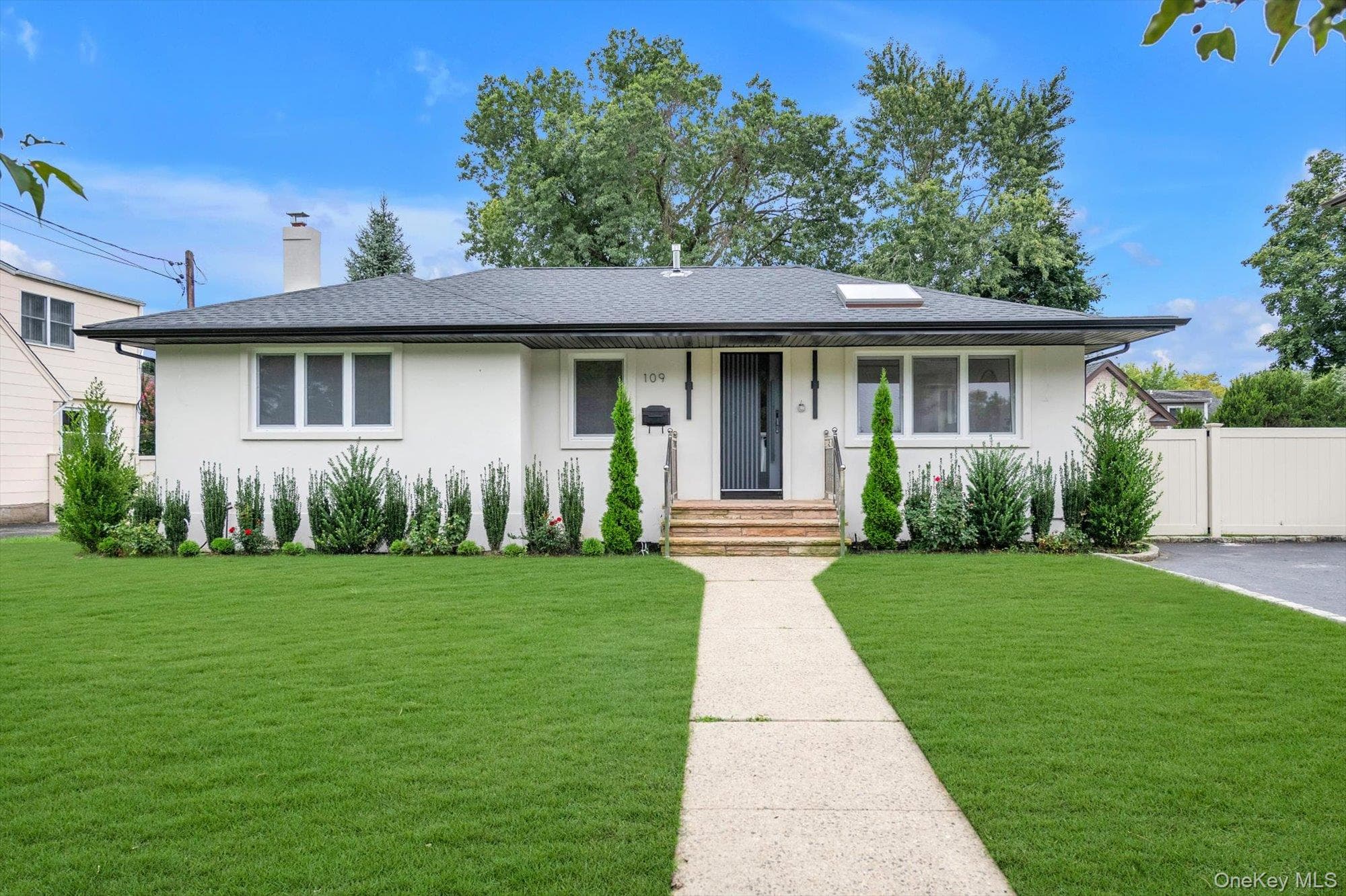 109 Nassau Drive, Albertson
