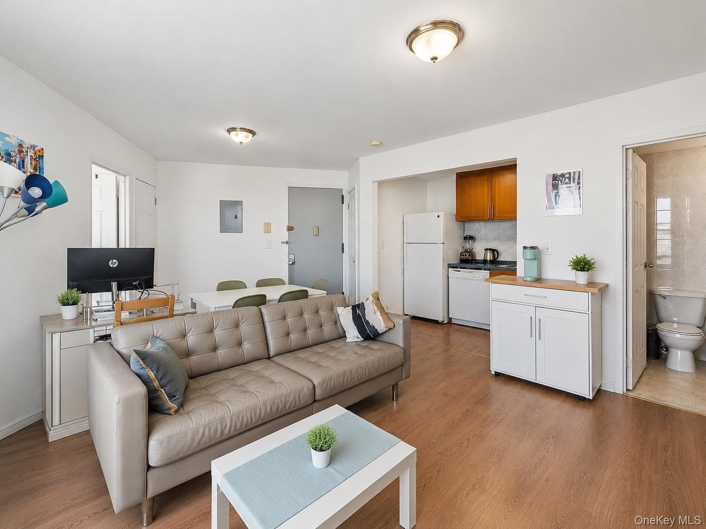 81-15 Queens boulevard 7c Blvd thumbnail 2