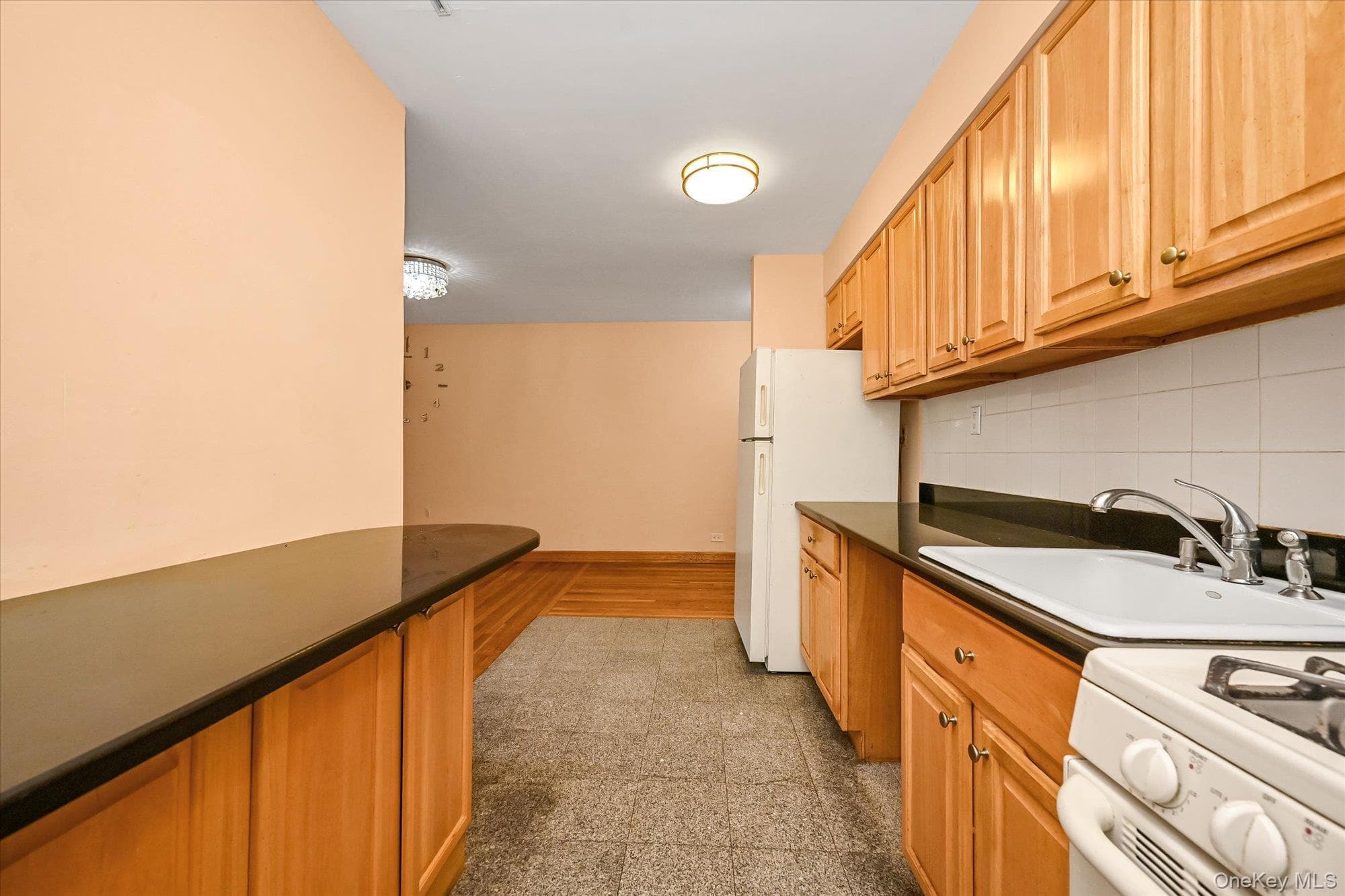 140-18 Burden Crescent Unit: 411 thumbnail 5
