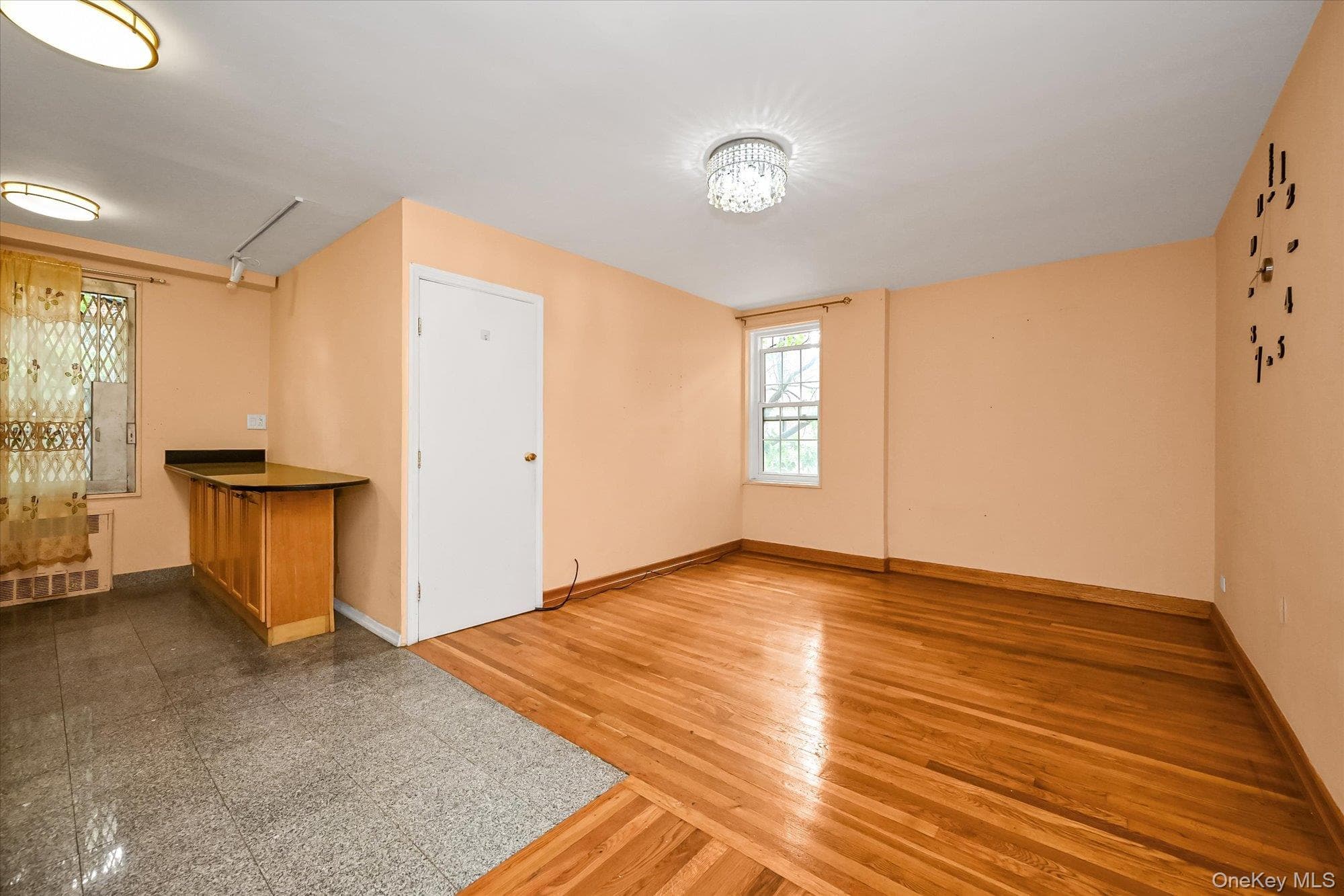 140-18 Burden Crescent Unit: 411 thumbnail 2