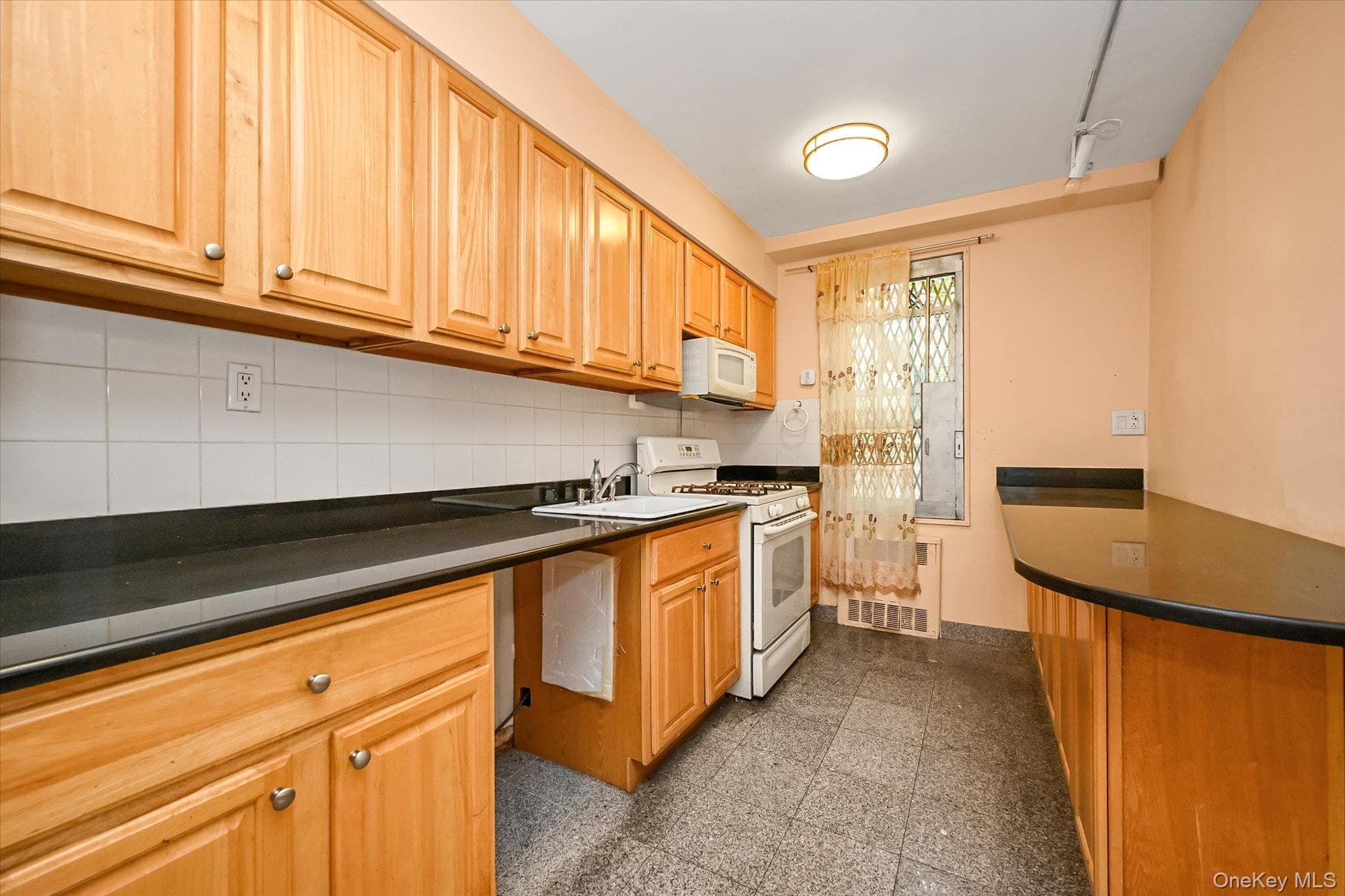 140-18 Burden Crescent Unit: 411 thumbnail 4