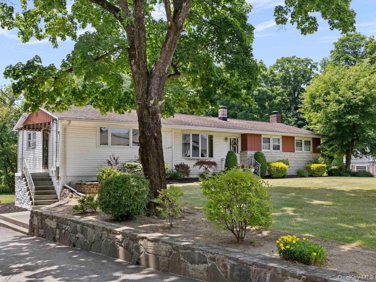 105 S Chapel Hill Road photo 1