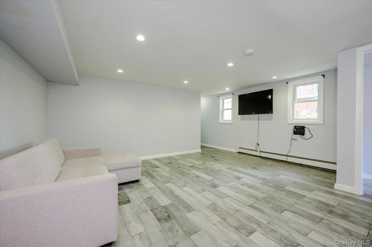 1321 Balcom Avenue Unit: 1 thumbnail 25