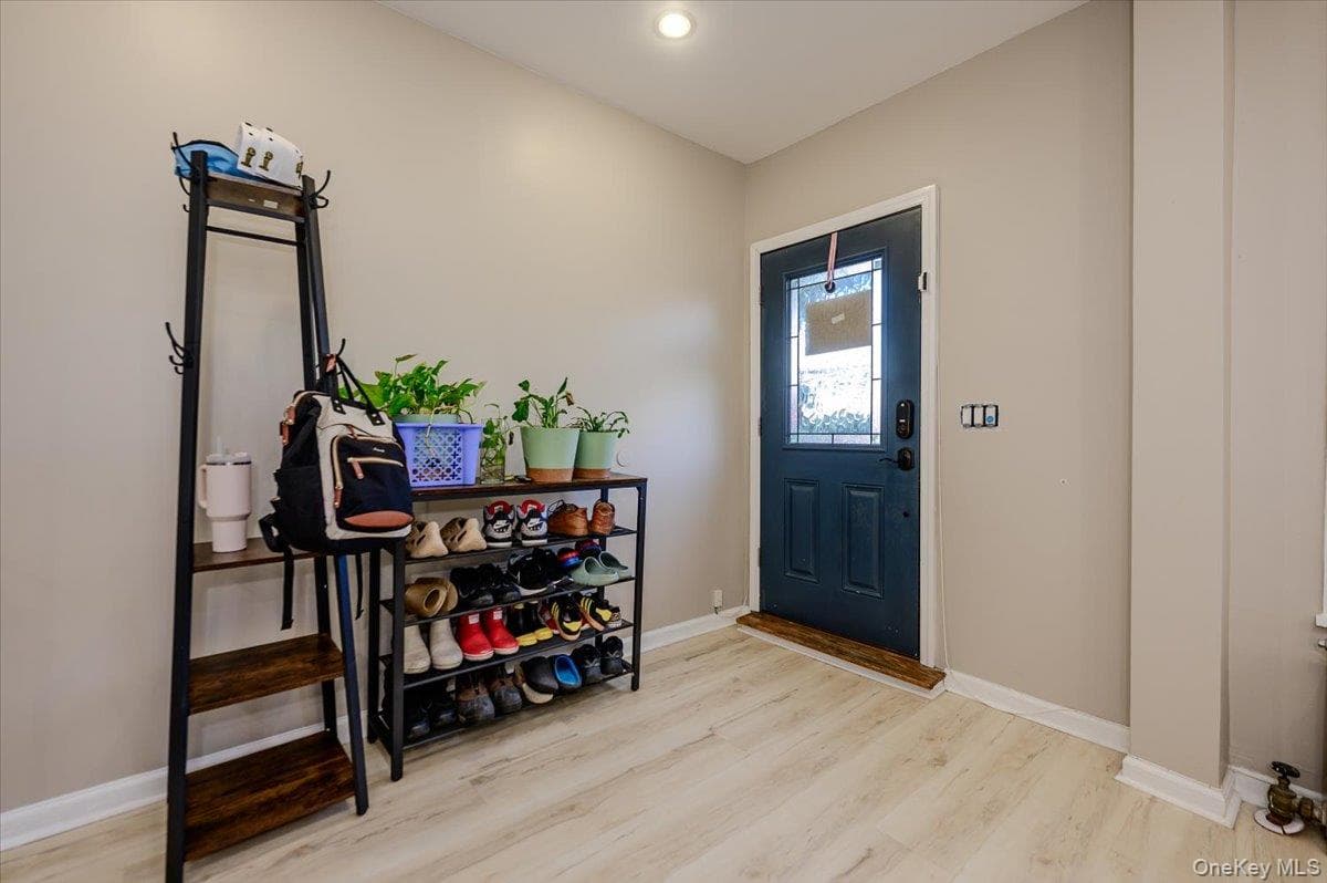 1321 Balcom Avenue Unit: 1 thumbnail 2