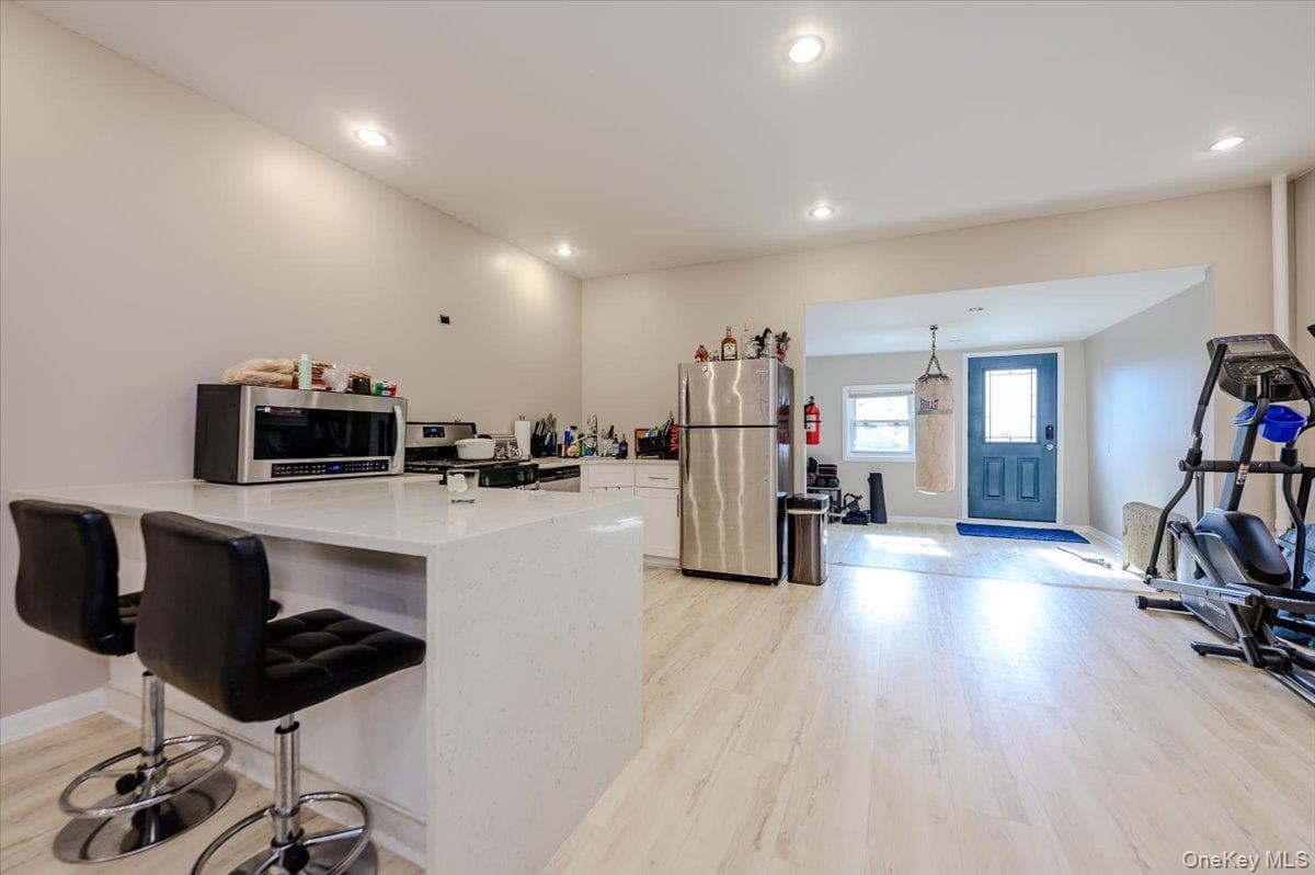 1321 Balcom Avenue Unit: 1 thumbnail 6