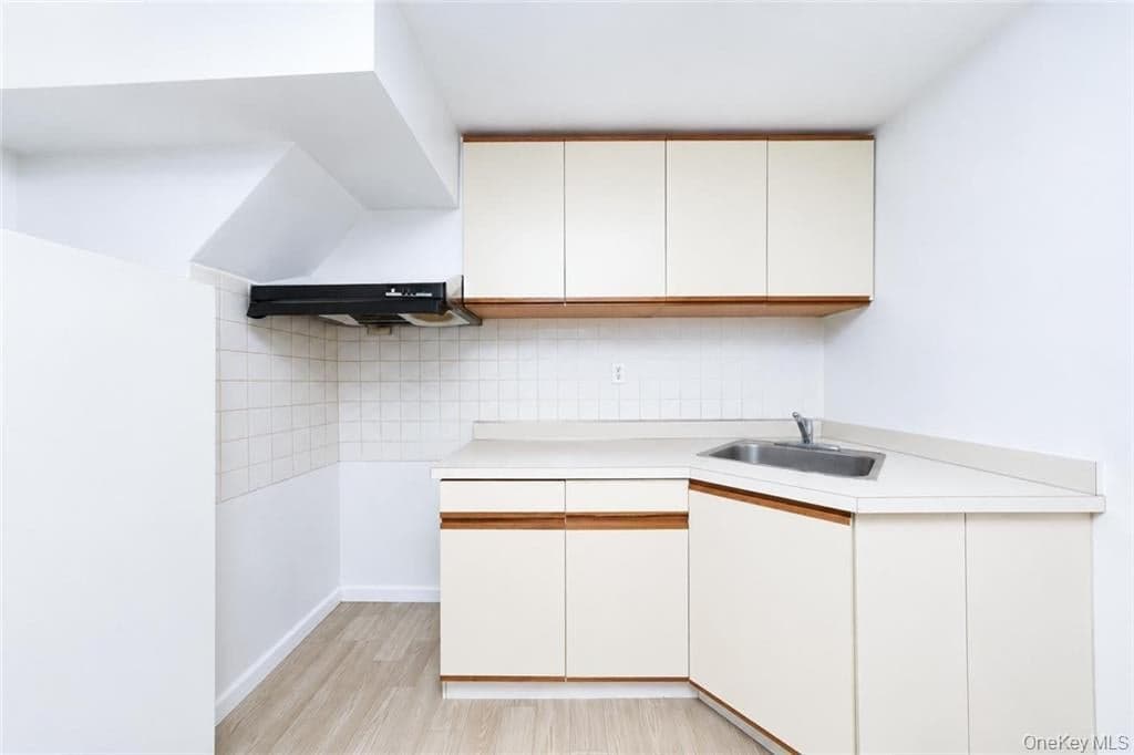 2340 E 29th Street thumbnail 19