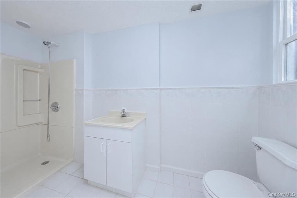 2340 E 29th Street thumbnail 21