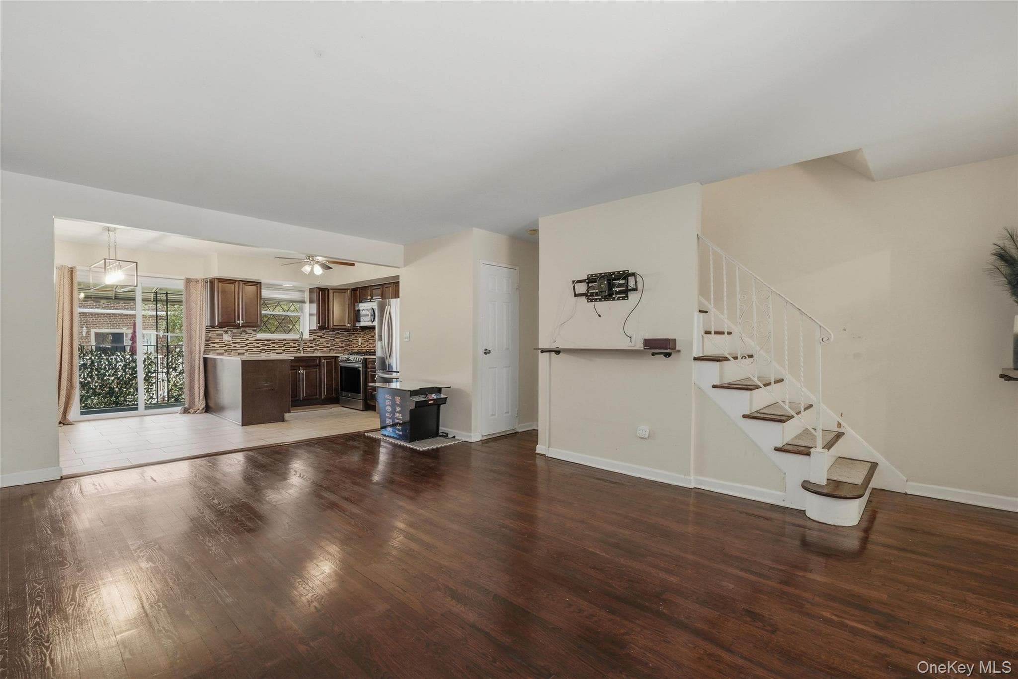 1018 Throggmorton Avenue thumbnail 9