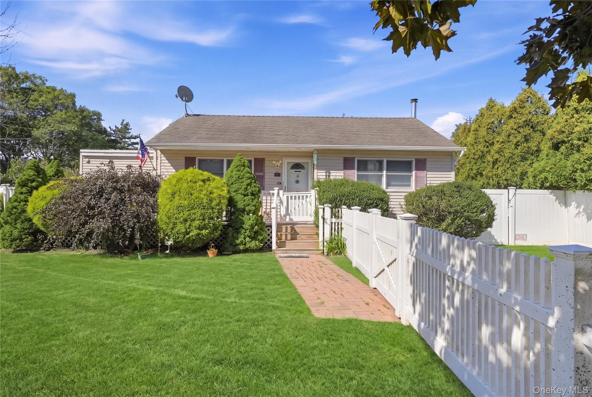 98 Smith Avenue photo 1