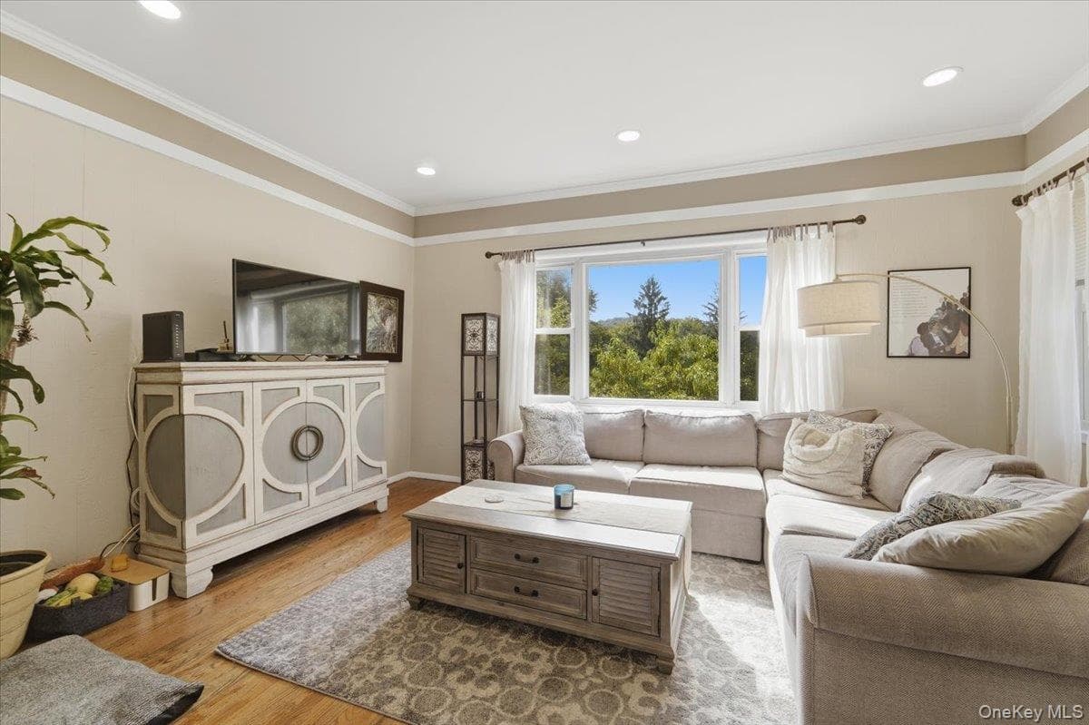 9 Lawrence Drive thumbnail 9