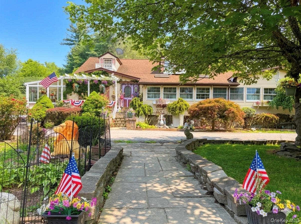 48 Maple Avenue photo 1