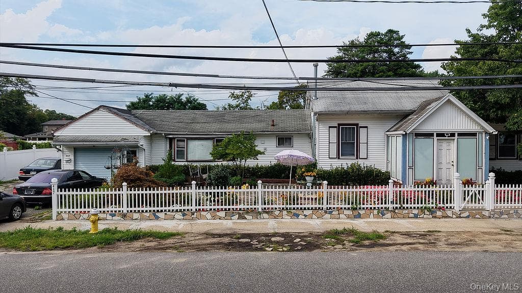 437 Moffitt Boulevard, Islip