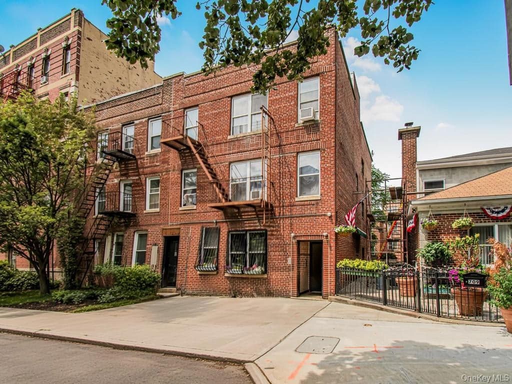 707 E 189th Street thumbnail 4