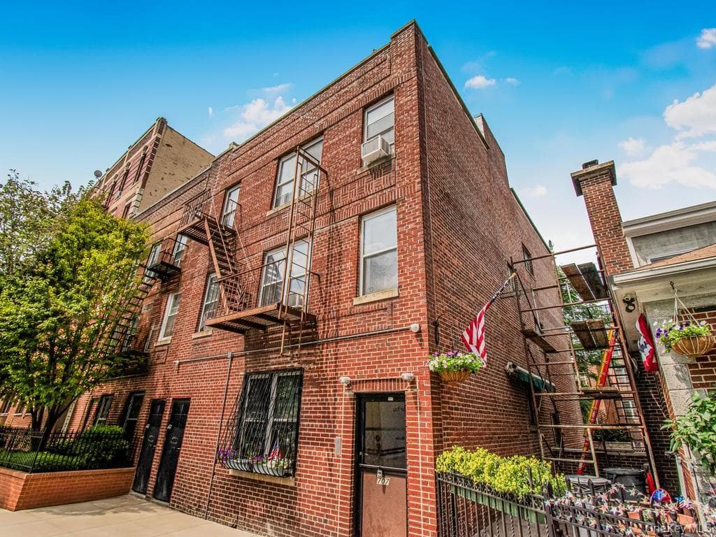 707 E 189th Street thumbnail 5