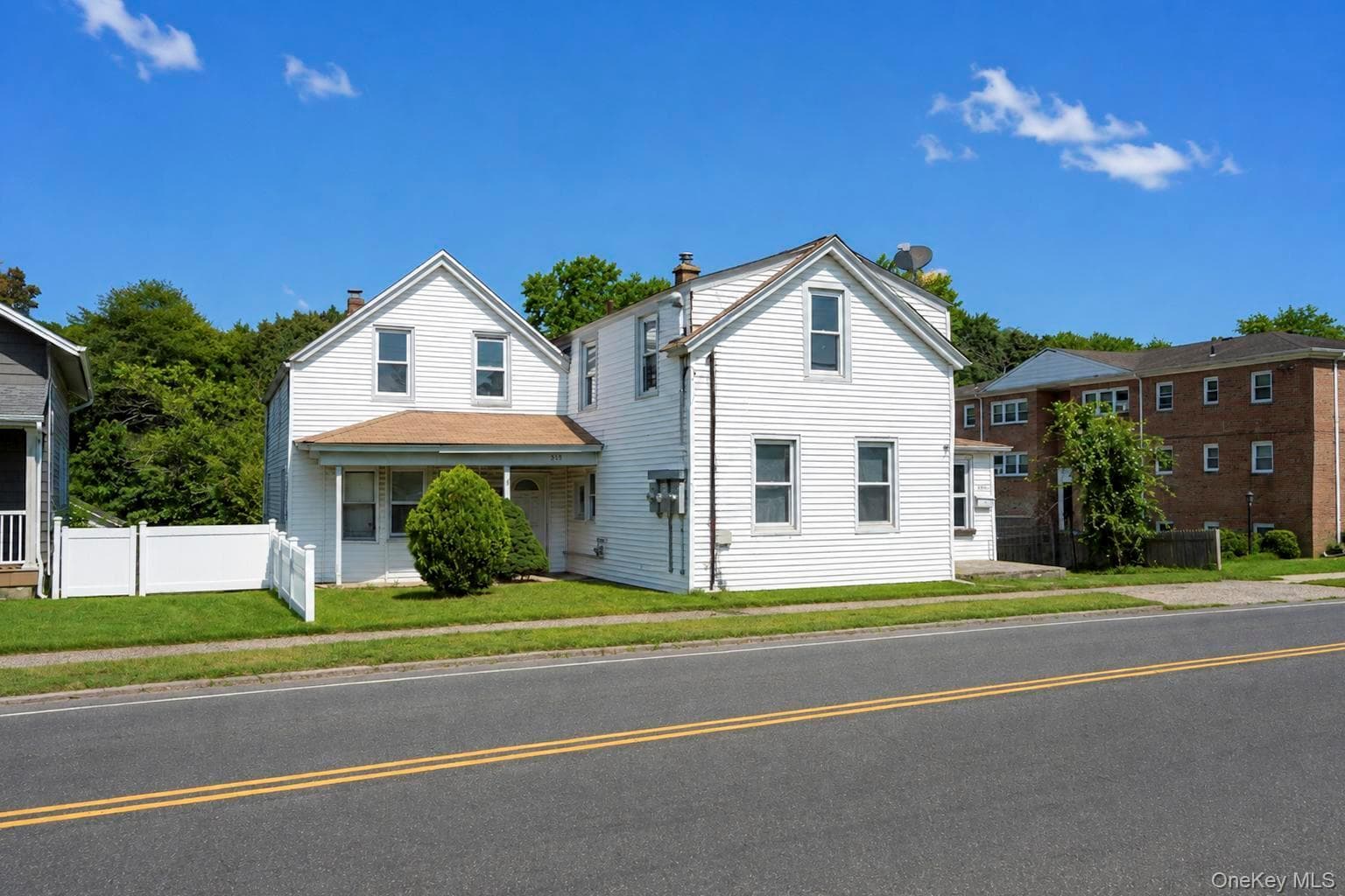 458-460 N Corona Avenue thumbnail 2