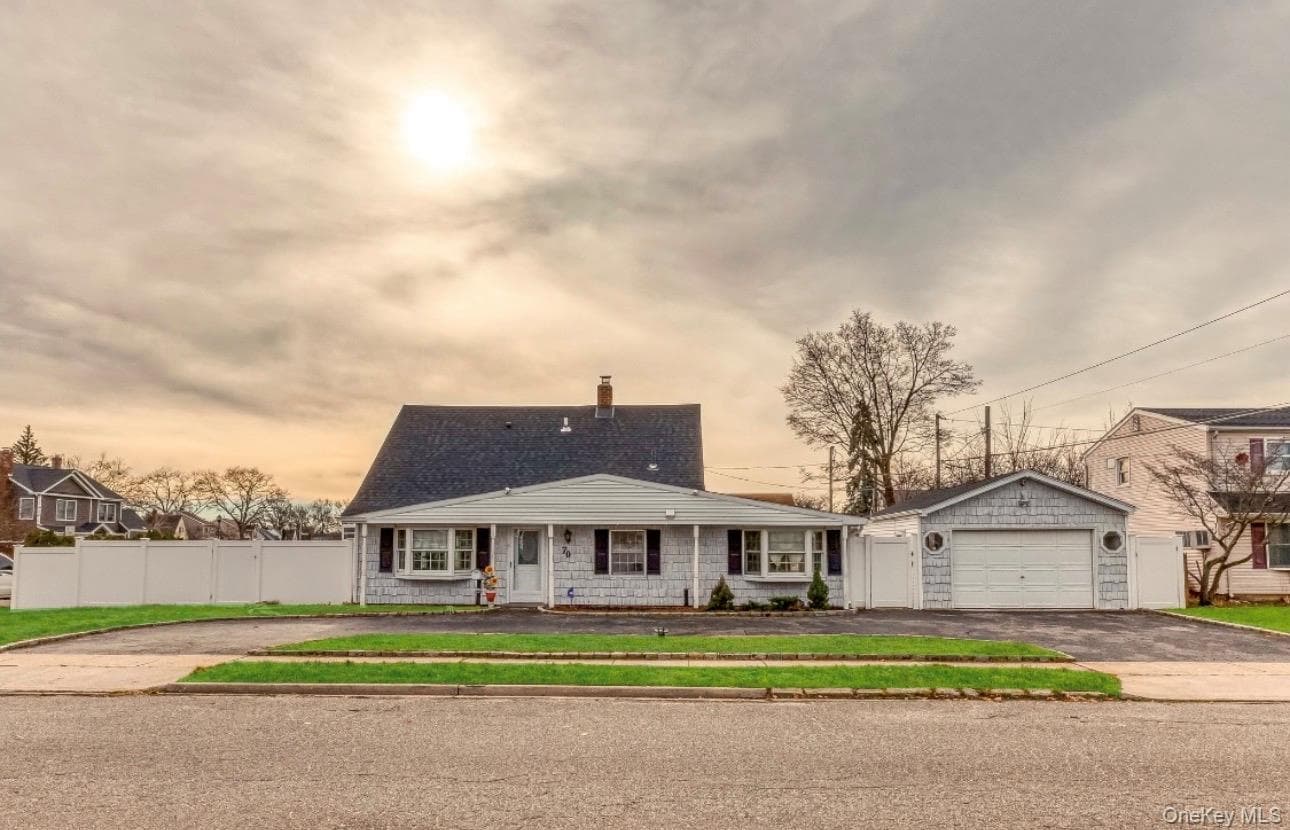 70 Sycamore Lane, Levittown
