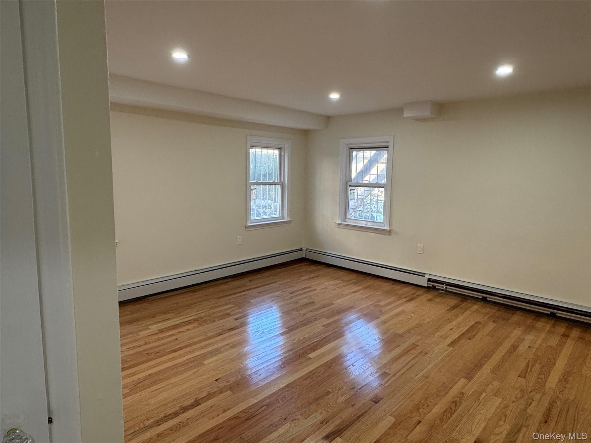 1054 Lydig Avenue thumbnail 15
