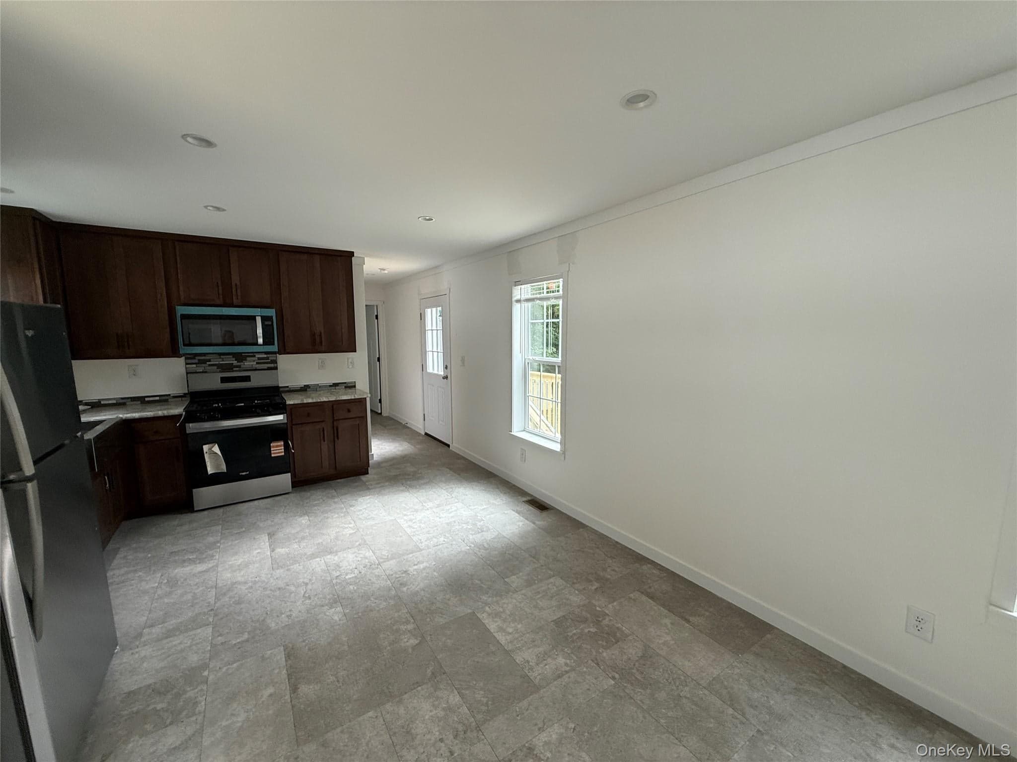 114 Forest Park (aka Hubert St) thumbnail 4