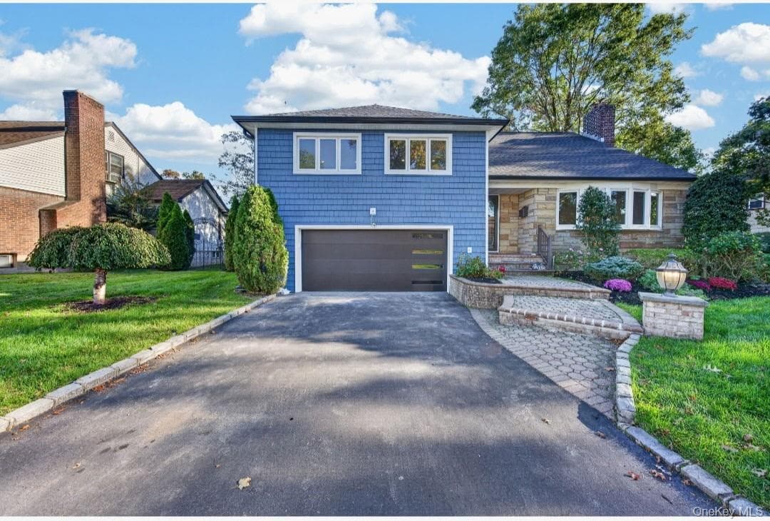 816 Pepperidge Road, Westbury