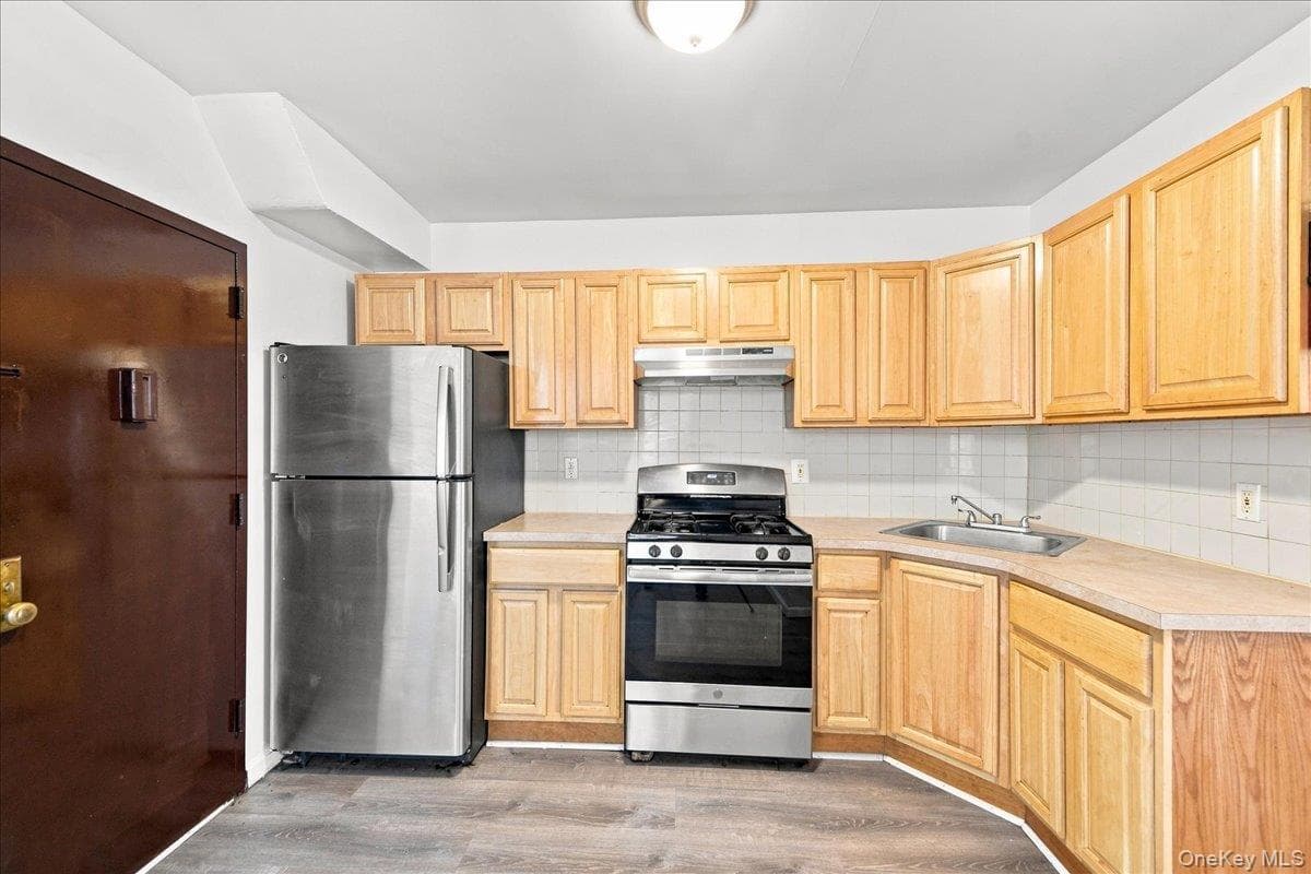 1022 E 219th Street thumbnail 7