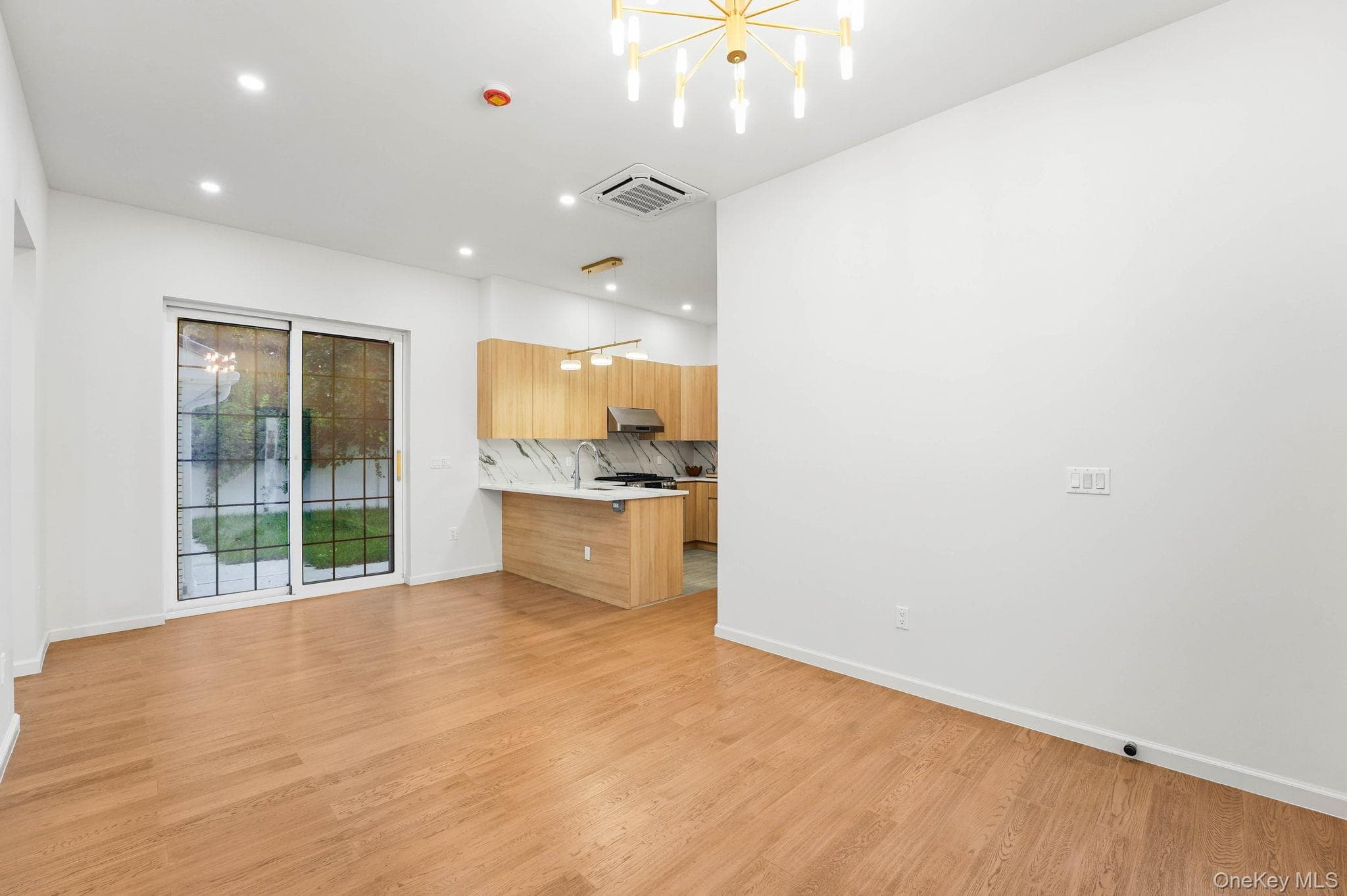 15033 Hawtree Street thumbnail 4