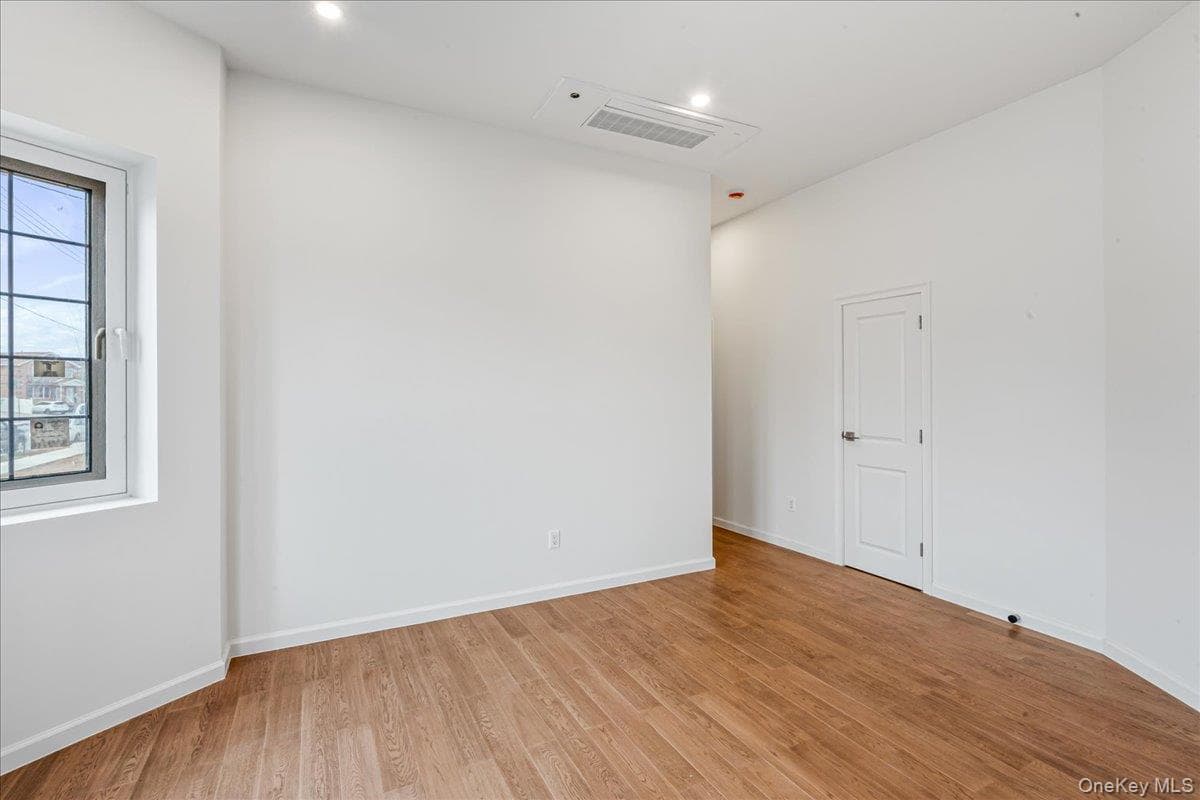 15033 Hawtree Street thumbnail 25