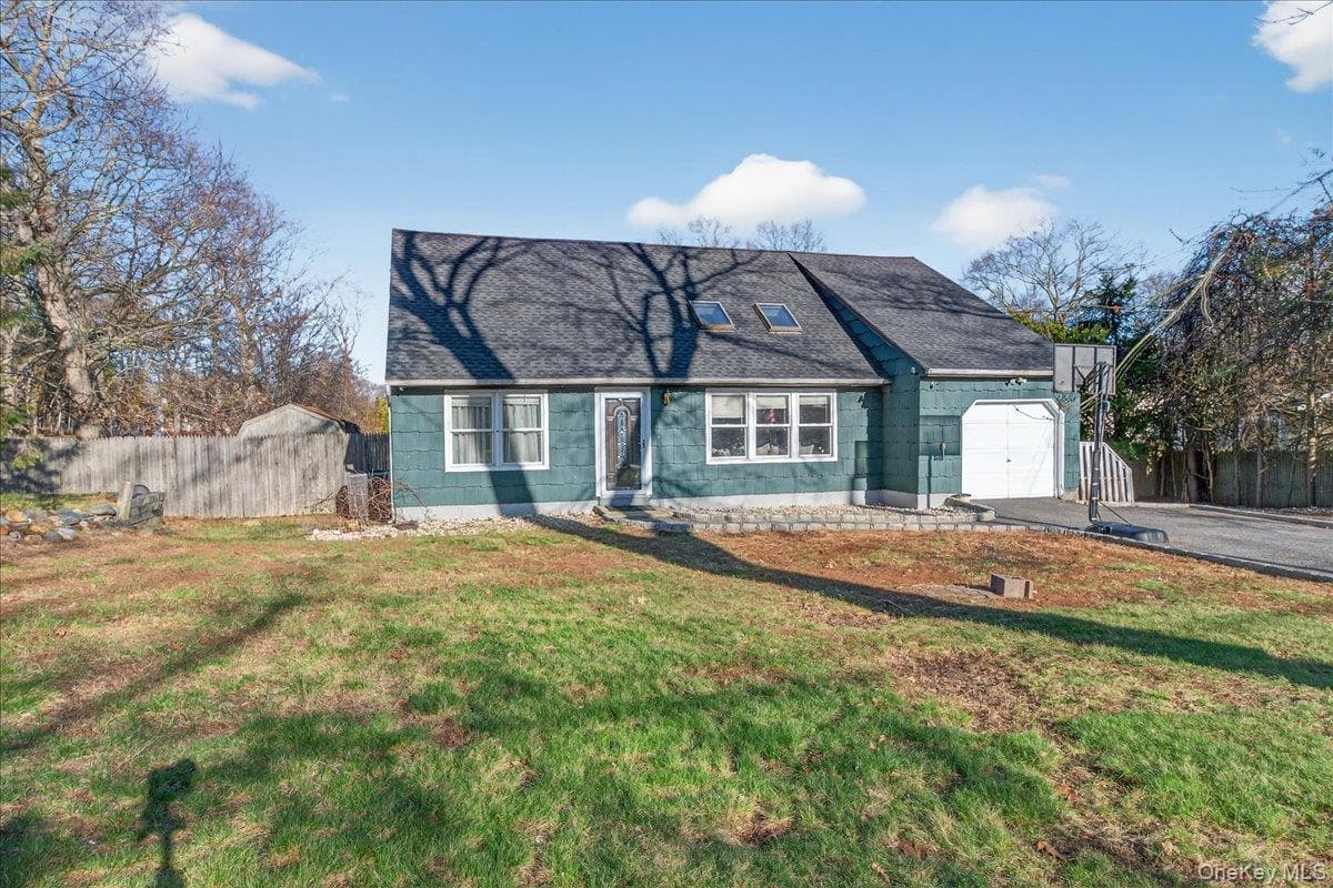 528 Lockwood Drive, Shirley
