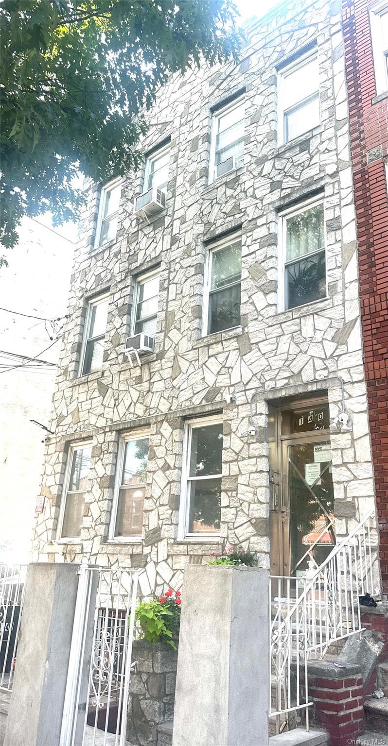 140 E 52nd Street thumbnail 2