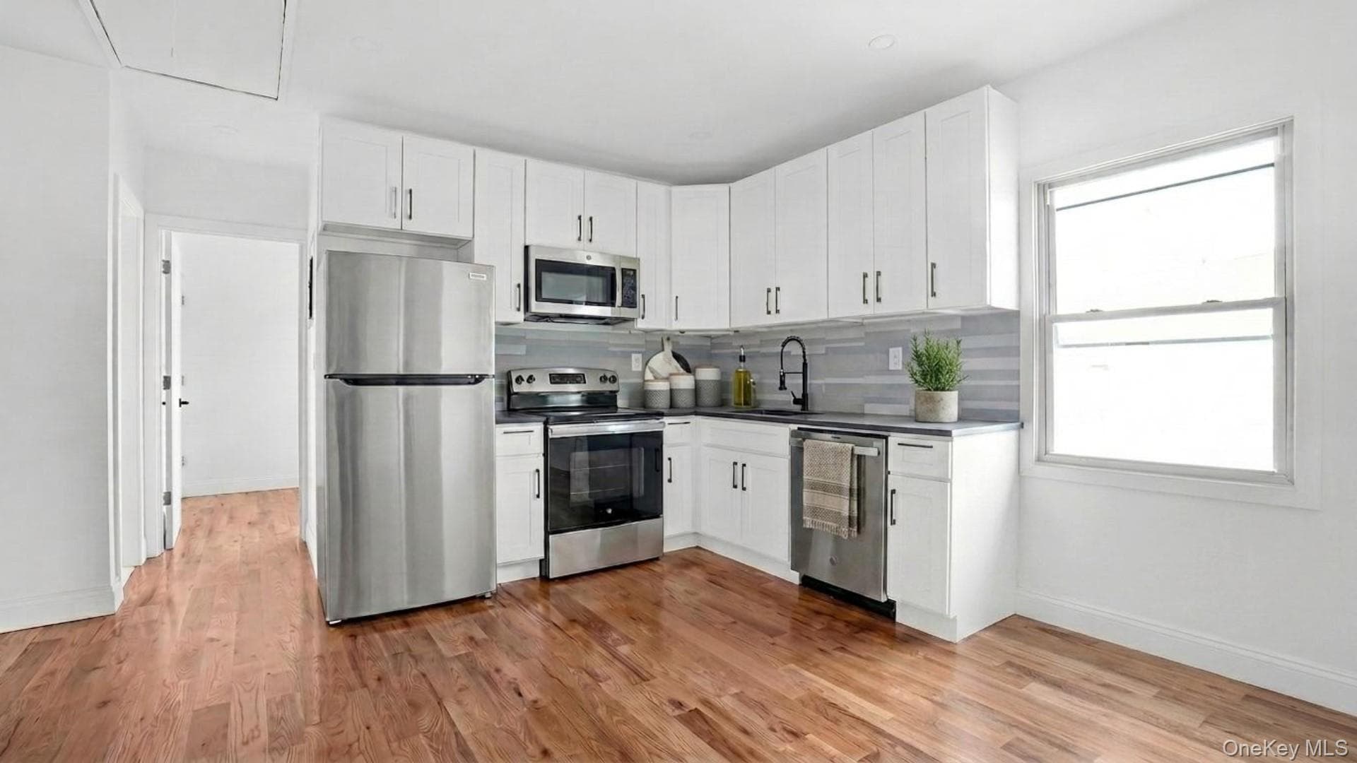1148 E 211th Street thumbnail 4