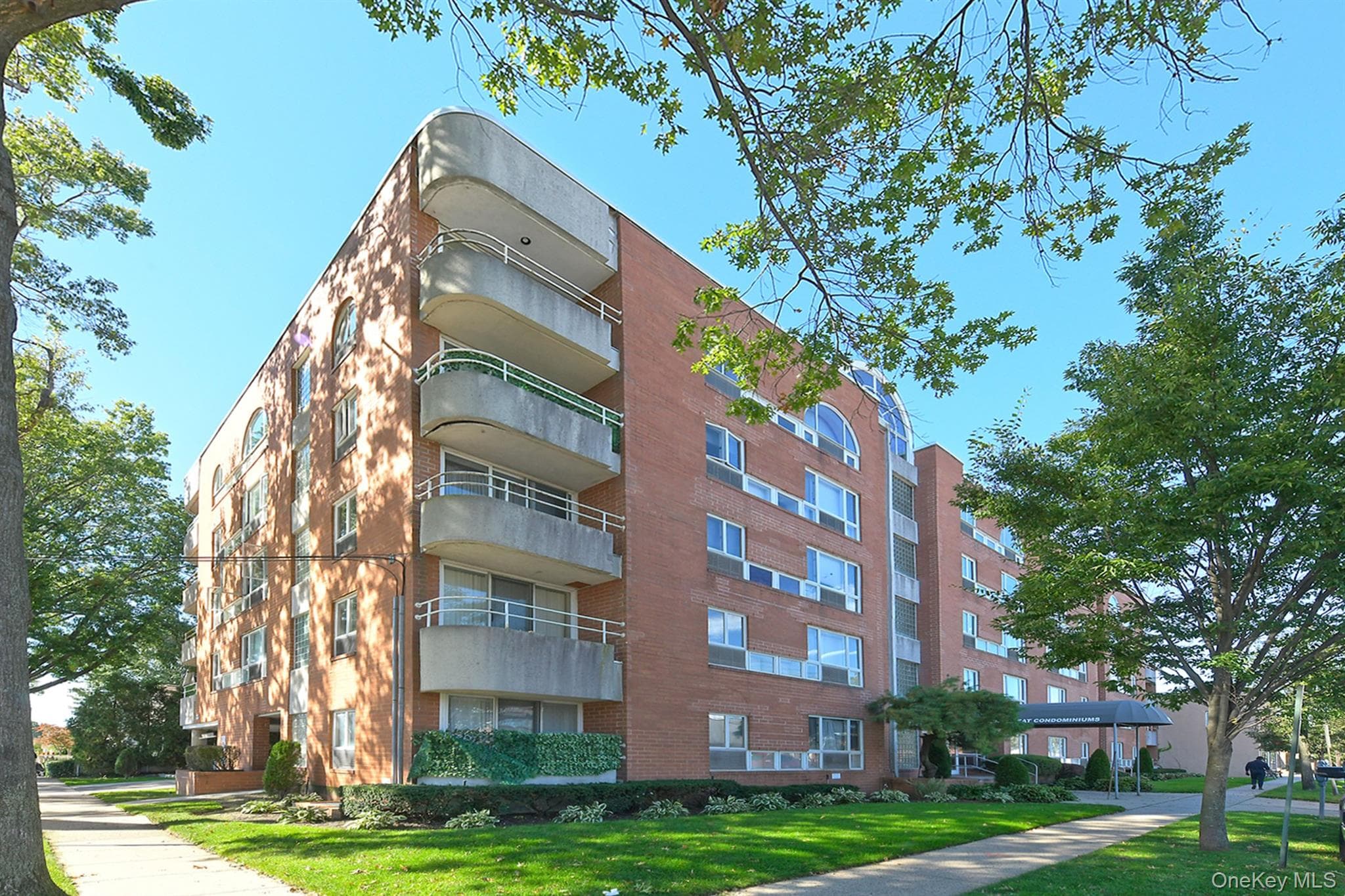 205 Mineola Boulevard Unit: 5I, Mineola